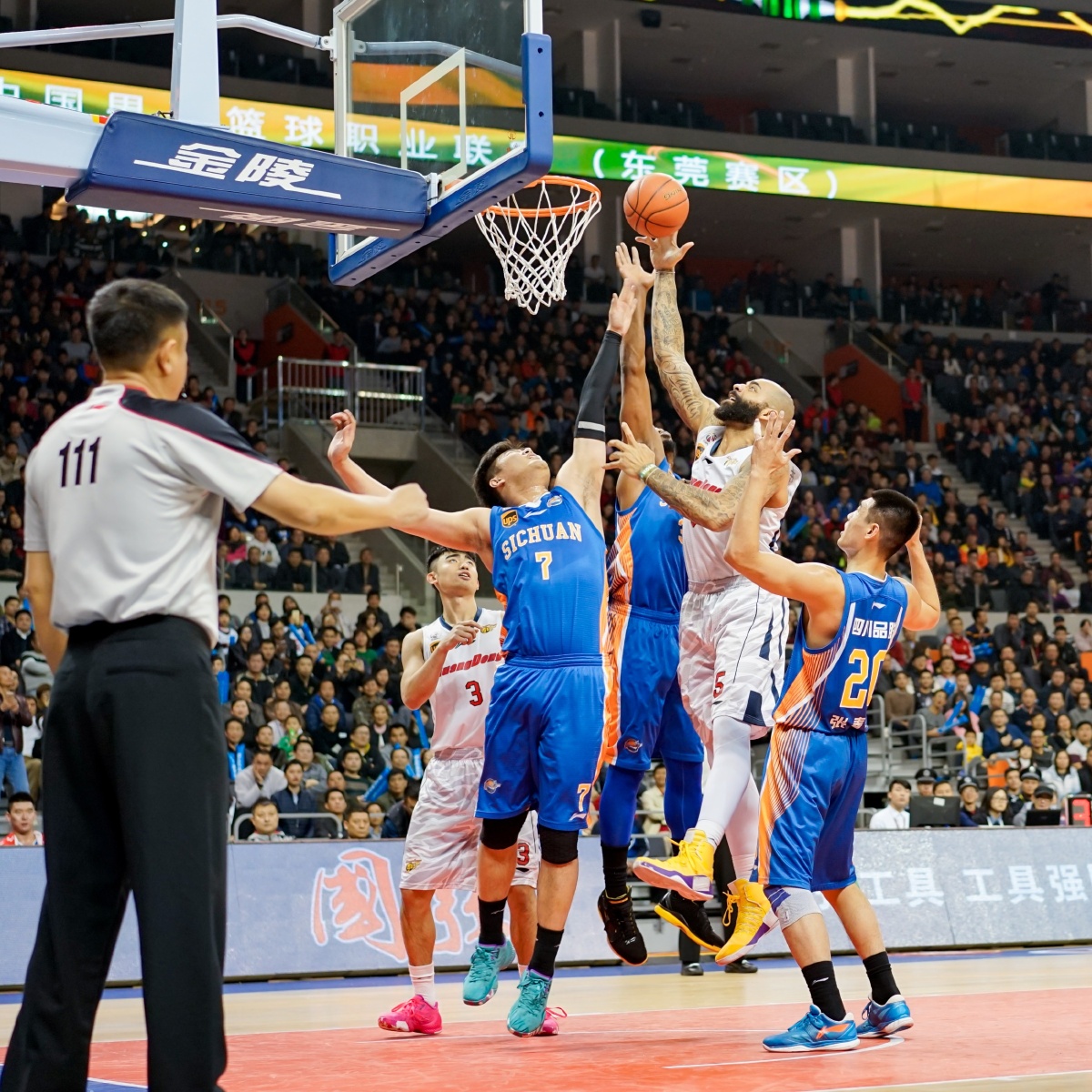 慢镜头：水晶宫将为比塞克报价3000万欧，但球员对其不感兴趣（慢镜头：水晶宫拟出3000万欧求购比塞克，但球员无意加盟）