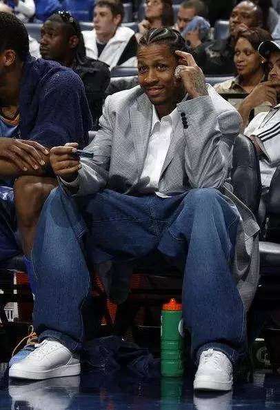 球迷现场尖叫不断（球迷现场尖叫声此起彼伏）