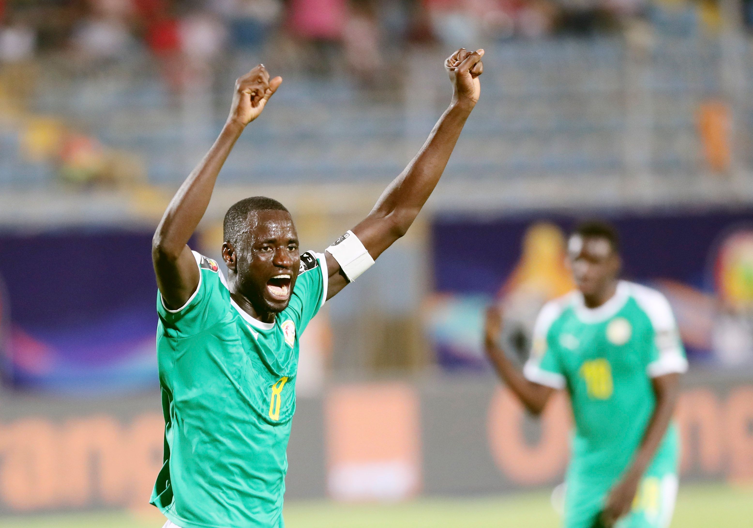 看着都疼！加纳国脚脚踝90度翻转，被日本击败，下轮战玻利维亚（加纳国脚脚踝近90度扭曲令人揪心，球队不敌日本，下一轮迎战玻利维亚）