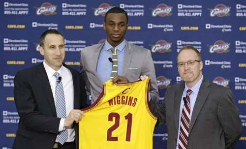 利物浦vs埃因霍温：伊萨克替补，加克波战旧主，萨拉赫首发（利物浦迎战埃因霍温：萨拉赫首发，加克波对旧主，伊萨克替补待命）