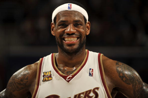 登国际舞台，泰州队“苏超”冠军奖杯亮相中国国际进口博览会（泰州队“苏超”冠军奖杯登上中国国际进口博览会舞台）